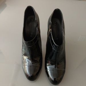 Bcbg max azaria size 9 1/2 black patene with gold